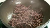 家常菜干煸牛肉丝做法图解2)