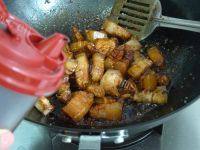 爱上茶树菇烧肉做法图解8)