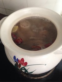美味的红豆莲藕猪骨汤做法图解5)