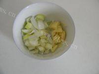 口味极佳的小鸡炖土豆做法图解4)