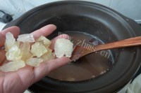 养生红枣桂圆杂粮粥做法图解3)