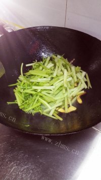 色香味俱全的芹菜炒香干做法图解3)