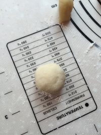 美味的红豆酥老婆饼做法图解8)