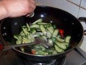 木耳鸡蛋炒黄瓜做法图解6)