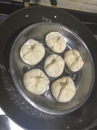 自制白菜木耳肉包子做法图解8)