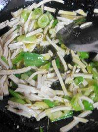 如此诱人的蒜苗炒豆干做法图解7)