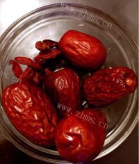 美味的红枣山药排骨汤做法图解2)