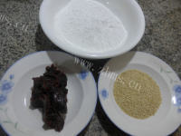 美味的豆沙馅芝麻糯米饼做法图解1)