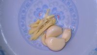 美味的兰豆冬菇炒腊肉做法图解7)