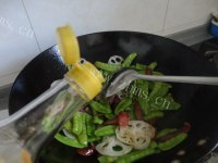 诱人的荷兰豆炒腊肠做法图解7)