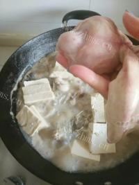 家常菜丑鱼豆腐汤做法图解14)