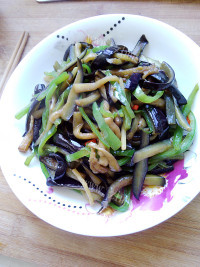 口感极佳的青椒炒茄条