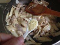 色味俱佳的茭白炒肉片