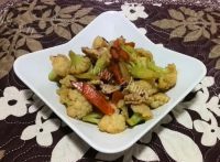 家常菜胡萝卜炒菜花