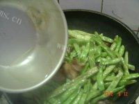 家常五花肉炖芸豆做法图解9)