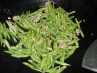 唇齿留香的四季豆炒肉做法图解5)