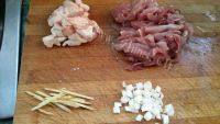家常菜蒜苔炒肉做法图解2)