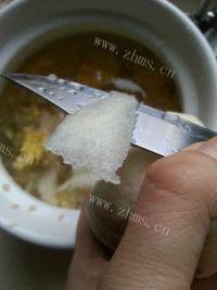 美味的冰糖银耳雪梨羹做法图解3)