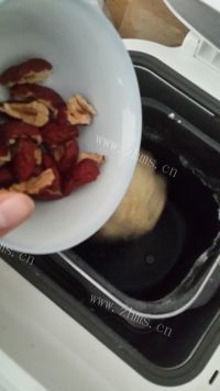 香糯爽滑的红枣面包做法图解2)