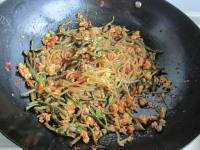 美味的干豇豆炒粉条做法图解12)