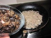 木耳炒肉丝做法图解4)