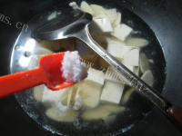 美味鲜香的咸肉鞭笋豆腐汤做法图解8)