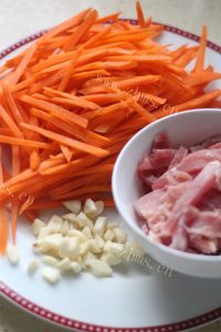 胡萝卜炒肉做法图解1)