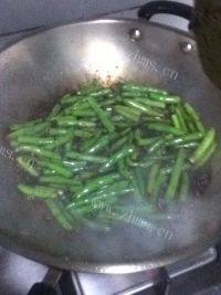 美味的刀豆炒土豆做法图解5)
