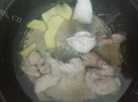 美味的海带排骨汤做法图解3)