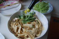 家常菜黄瓜拌豆腐皮做法图解5)