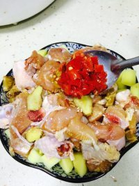 回味无穷的梅干菜蒸土豆鸡块做法图解9)