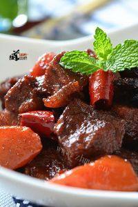 家常菜胡萝卜烧牛肉