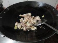 土豆焖鸡做法图解4)