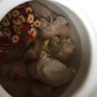 滋补红枣枸杞猪脚汤的做法图解三