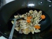 冬菇焖鸡做法图解5)