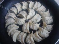 自制荠菜煎饺做法图解7)