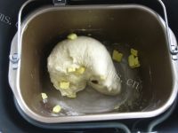 自制花式豆沙面包做法图解2)