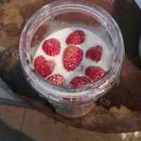芳香四溢的草莓奶昔的做法图解二