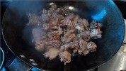 美味的栗子焖鸭做法图解3)