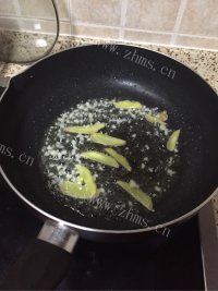 美味的姜葱炒花甲做法图解2)