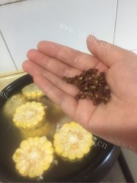 玉米胡萝卜排骨汤做法图解5)