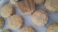 自制广式莲蓉蛋黄月饼做法图解13)