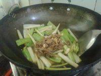 家常菜芹菜炒牛肉做法图解7)
