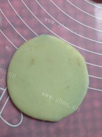 唇齿留香的豆沙菊花酥做法图解20)