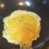 美味佳肴般的木耳炒鸡蛋做法图解4)