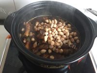 美味萝卜花生猪蹄煲做法图解6)
