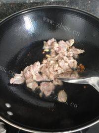 家常菜彩椒炒肉做法图解5)