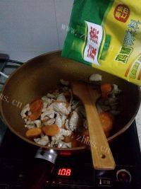 DIY胡萝卜炒肉做法图解8)