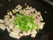 家常菜辣椒炒猪肉做法图解3)