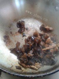 味道不错的木耳炒肉做法图解6)